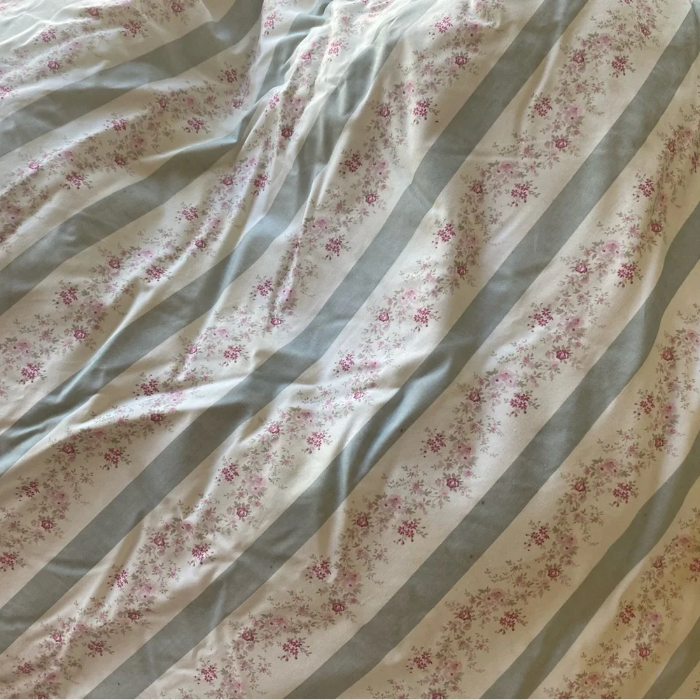 Rachel Ashwell Cozy Cream and floral Dog Bed. This is Vintage and retired.